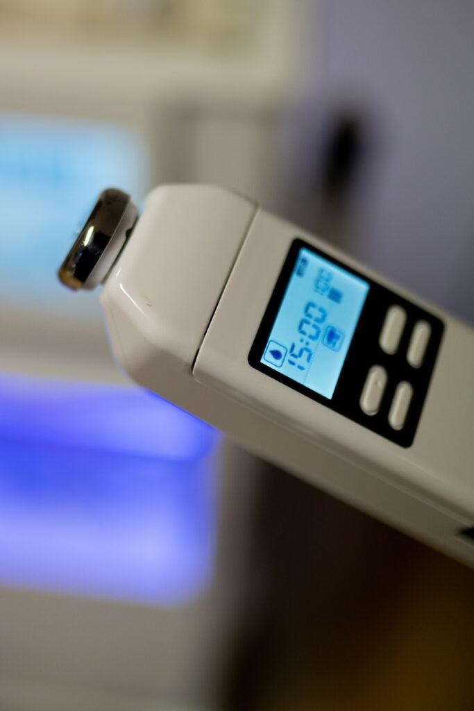 Ein digitales Infrarot-Thermometer in Nahaufnahme mit unscharfem Hintergrund